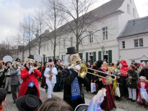 Aweomse costumes during a parade.