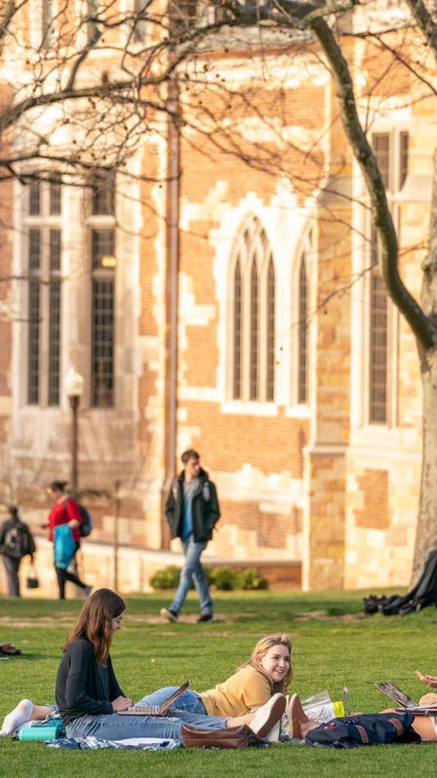 testStudents enjoy a warm February afternoon on Alumni Lawn.(John Russell/Vanderbilt University)